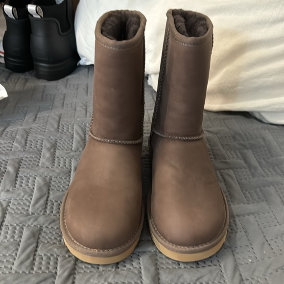Uggs brown excellent condition. - Picture 4 of 6